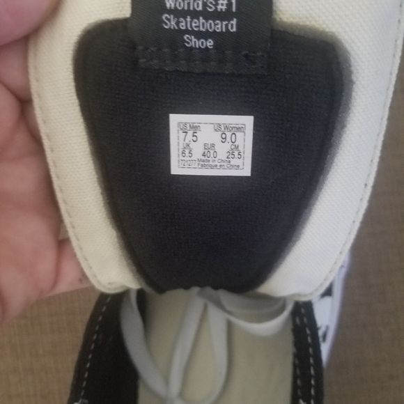 SOLD NWOT womens size 9 high top skull Van's - Picture 4 of 4